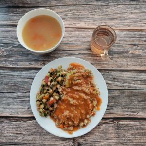 Zdjęcie przedstawia Dietę łatwostrawną: Ziemniaczana Kaszotto jęczmienne z mięsem wieprzowym i warzywami Sos pomidorowy Cukinia gotowana z pomidorami Kompot owocowy z jabłkami